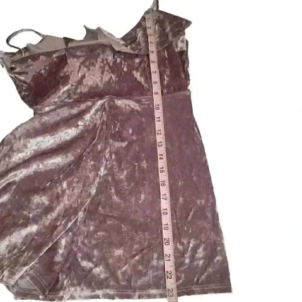 Urban Outfitters Sexy Women Crushed Velvet Flowy Pink Ruffle Romper Size Medium - Picture 11 of 12